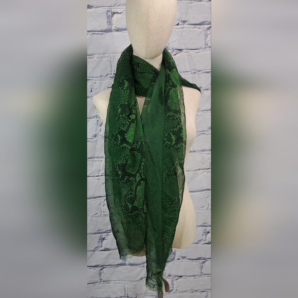 Burberry Women's Scarf Green Reptile Snakeskin 100% Silk Italy 70" x 40" - Picture 4 of 16